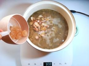 加入老冰糖，如果家里有血糖高的人食用，可以不放糖。