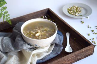 热量不会太高，减肥MM也可以放心食用。这碗清热解毒，止渴消暑的营养粥你喜欢吗？一起做起吧，和夏天最搭的一碗粥。