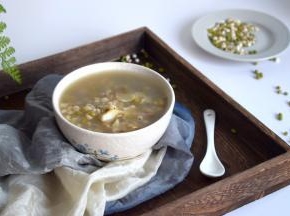 热量不会太高，减肥MM也可以放心食用。这碗清热解毒，止渴消暑的营养粥你喜欢吗？一起做起吧，和夏天最搭的一碗粥。