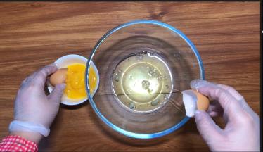 鸡蛋分离蛋黄蛋清，蛋清的盆子无水无油