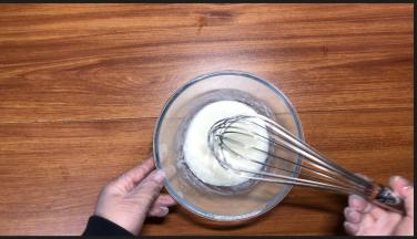 香草精、牛奶、玉米油混合均匀