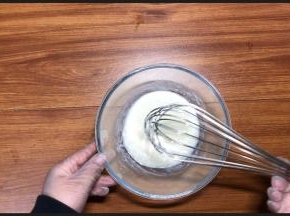 香草精、牛奶、玉米油混合均匀