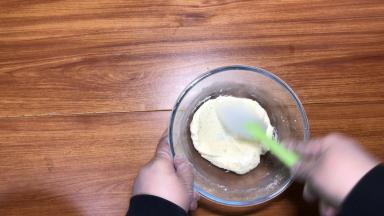 筛入低筋面粉，搅匀