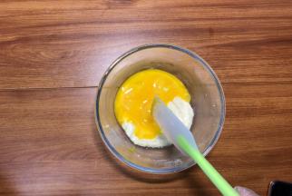 加入蛋黄，搅匀