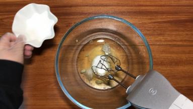 蛋清分3次细砂糖进行打发