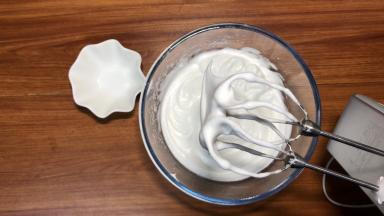 打发至湿性发泡，提起打蛋头有个小弯钩