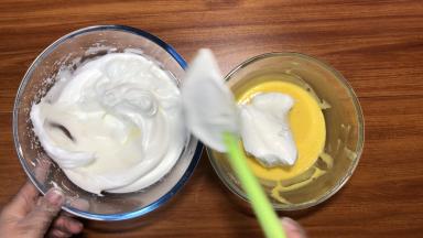 取三分之一蛋白加入蛋黄糊中，翻拌搅匀