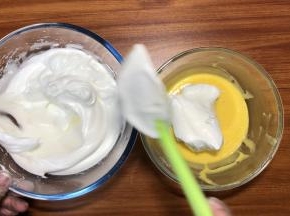 取三分之一蛋白加入蛋黄糊中，翻拌搅匀
