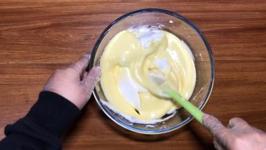 再倒回蛋白中翻拌搅匀