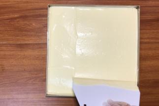 倒入面糊，刮平表面