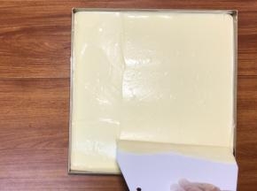 倒入面糊，刮平表面