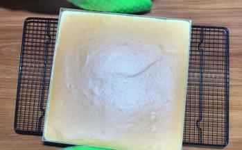 烤箱烘烤15分钟左右，取出来，震摔热气