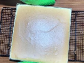 烤箱烘烤15分钟左右，取出来，震摔热气