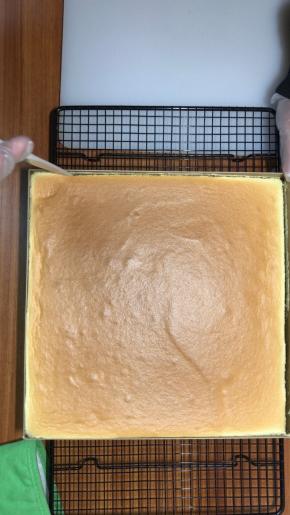 脱模刀刮掉四周边进行脱模