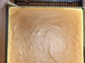 脱模刀刮掉四周边进行脱模