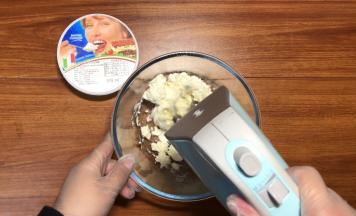 马斯卡彭奶油奶酪打发半分钟，打至顺滑，备用