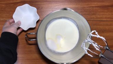 淡奶油加糖打至6分发，流动性还很强的时候就可以了