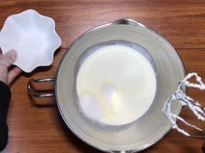 淡奶油加糖打至6分发，流动性还很强的时候就可以了