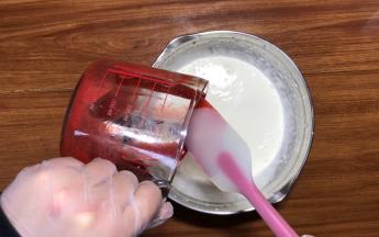 倒入果茸，搅匀