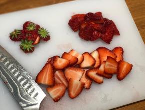 准备草莓切薄片