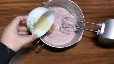 吉利丁隔水融化，再混合慕斯糊搅匀