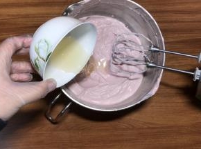 吉利丁隔水融化，再混合慕斯糊搅匀