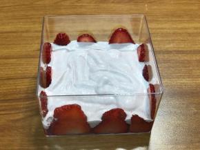 放入少量慕斯糊，震匀