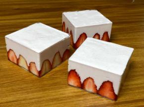 用抹刀刮平表面，盖盖子，冰箱冷藏3个小时