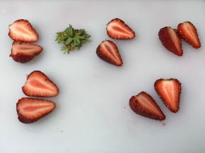 洗几颗比较长一点的草莓，去蒂，竖着切一刀