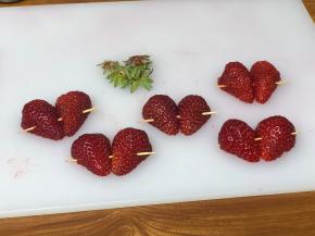 如图穿起来，形成一个心