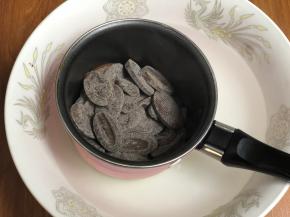 准备巧克力币，隔水融化