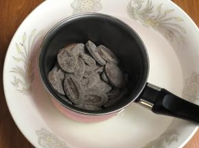 准备巧克力币，隔水融化