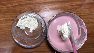 把奶酪分两次加入淡奶油中，打匀