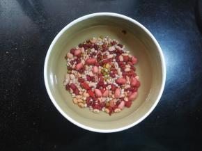 豆类比较难煮熟，提前浸泡一个小时最好，这样在煮的时候，会比较容易酥烂，吃起来口感好。