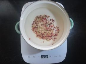 锅里放入适量的水，倒入杂粮豆类等。