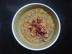 把红枣干和小米稍清洗一下。