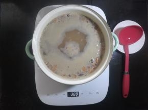 大火煮开后转小火，保持一直微沸的状态。