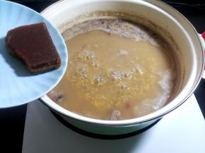 在米粥开始粘稠，快要好的时候放入红糖，小火再熬煮3到5分钟。
