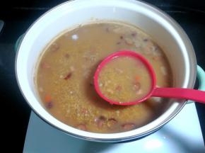 等红糖融化以后，就可以关火食用了。