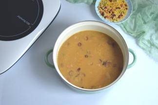 一锅香甜润滑的小米杂粮粥就煮好了，适合各类人群使用，血糖高的不加糖即可。尤其是夏天天热食欲不好的时候，煮上一锅，全家享用。