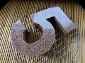 用刀顺着法焙客数字蛋糕模具的边缘切割下来,技术活啊,切的好丑