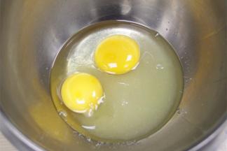 细砂糖加入鸡蛋隔温水，用电动打蛋器打发至稠状，可以画出纹路。