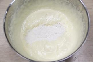 加入过筛好的低筋面粉，翻拌至顺滑无颗粒。