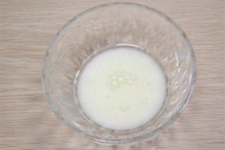 牛奶加入色拉油混合均匀。