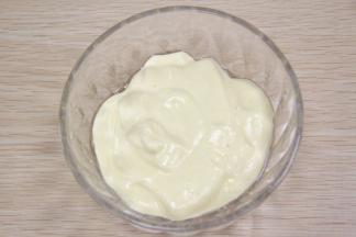 取一部分面糊加入牛奶油里，翻拌均匀。