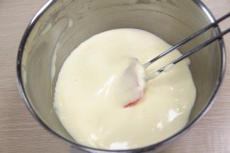 把翻拌均匀的一部分面糊，全部倒回蛋黄糊里翻拌均匀。