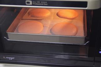 放入已预热的烤箱里，上下火170度，烘烤8分钟。