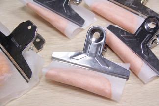 出炉后放凉，用夹子把油纸两头夹住定型。