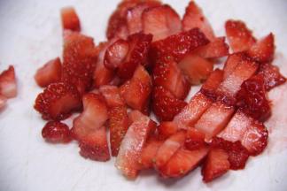 夹馅步骤
草莓提前洗干净切粒备用。