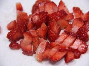 夹馅步骤
草莓提前洗干净切粒备用。